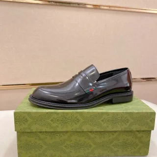 Gucci 黑色绿色光泽漆皮扣带乐福鞋