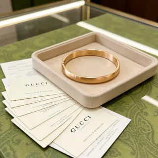 Gucci Minimalista Brazalete Bisagra Dorada Mate