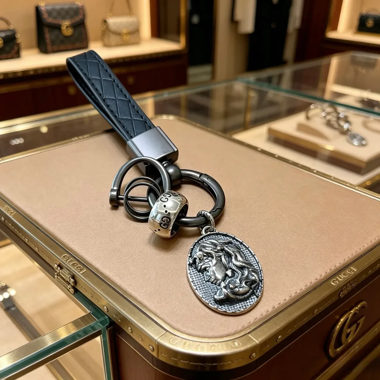 Gucci নেভি সিলভার কোয়িল্টেড লেদার স্ট্র্যাপ মেটাল হার্ডওয়্যার জেবেলরি 2