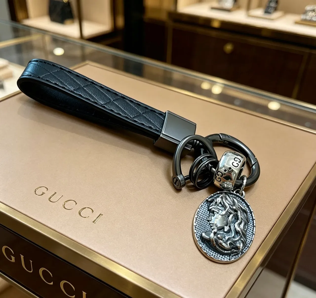 Gucci নেভি সিলভার কোয়িল্টেড লেদার স্ট্র্যাপ মেটাল হার্ডওয়্যার জেবেলরি 3