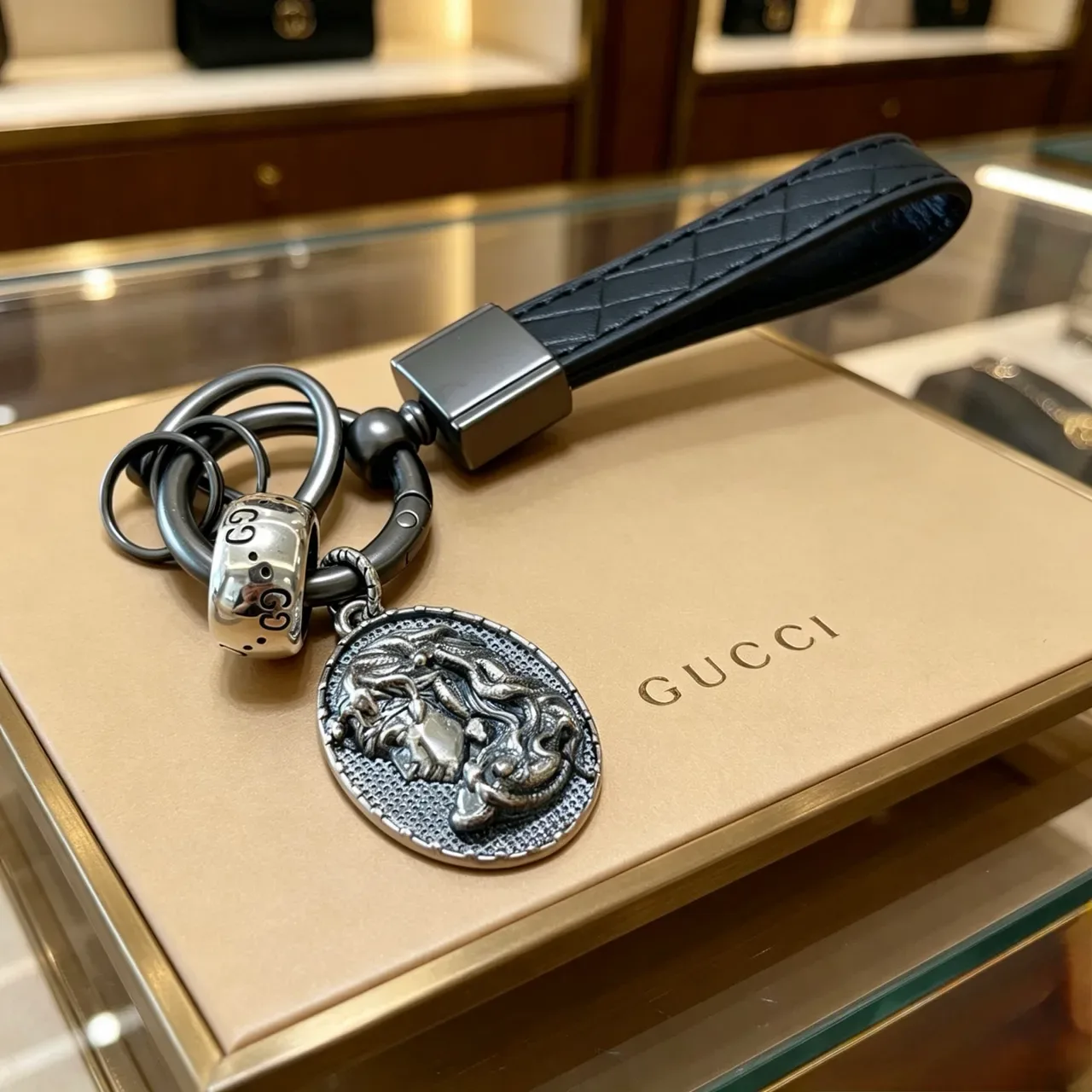 Gucci নেভি সিলভার কোয়িল্টেড লেদার স্ট্র্যাপ মেটাল হার্ডওয়্যার জেবেলরি 4