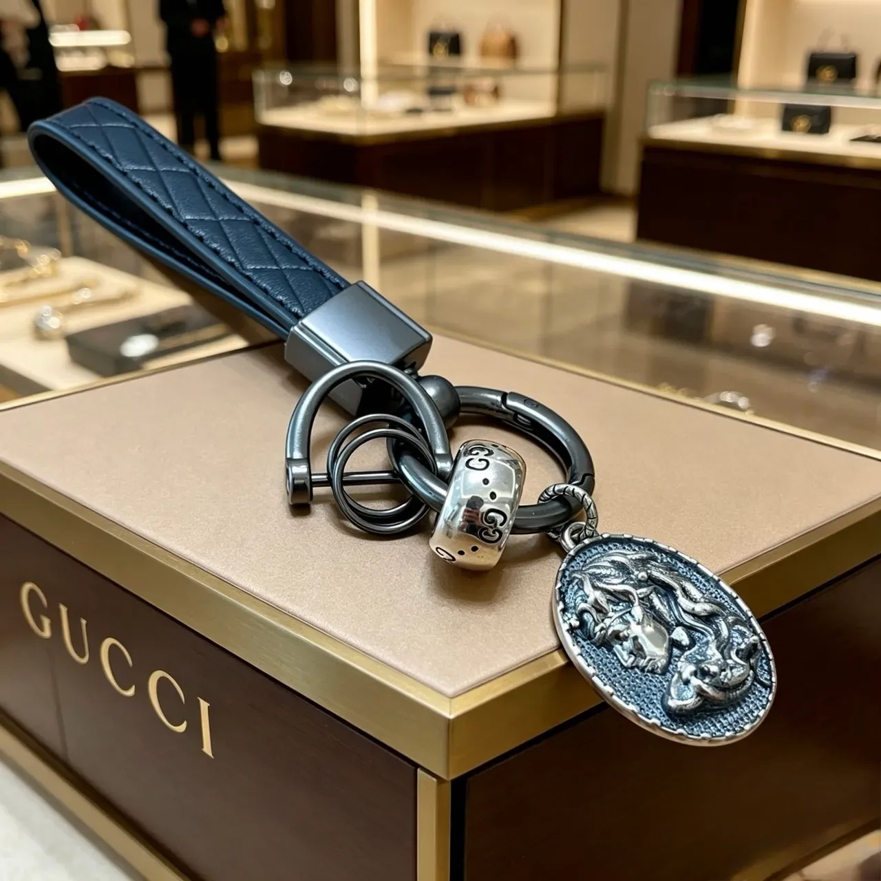 Gucci নেভি সিলভার কোয়িল্টেড লেদার স্ট্র্যাপ মেটাল হার্ডওয়্যার জেবেলরি 5