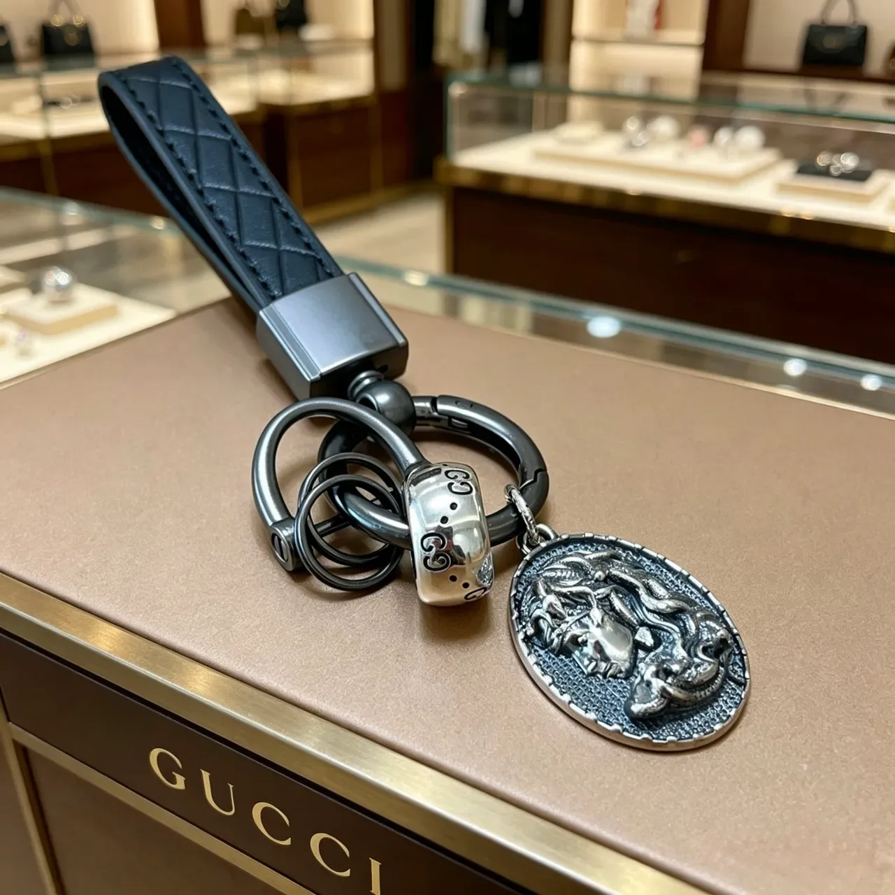 Gucci নেভি সিলভার কোয়িল্টেড লেদার স্ট্র্যাপ মেটাল হার্ডওয়্যার জেবেলরি 6