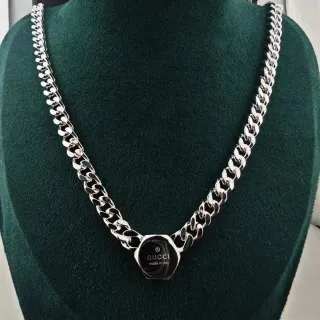 Gucci قلادة أوكتاغون فضي وأسود