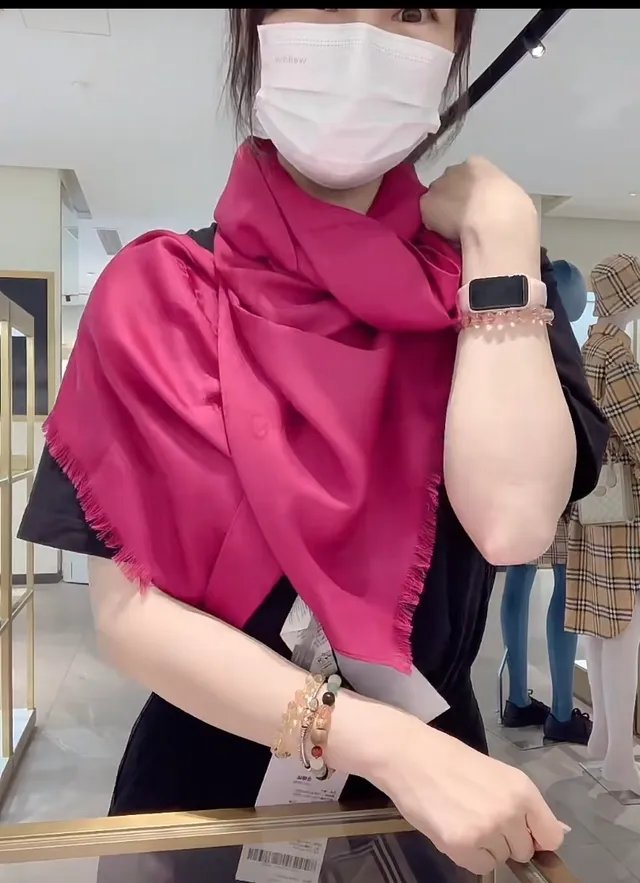 Gucci Écharpe de soie rose à texture tissée vibrante 2
