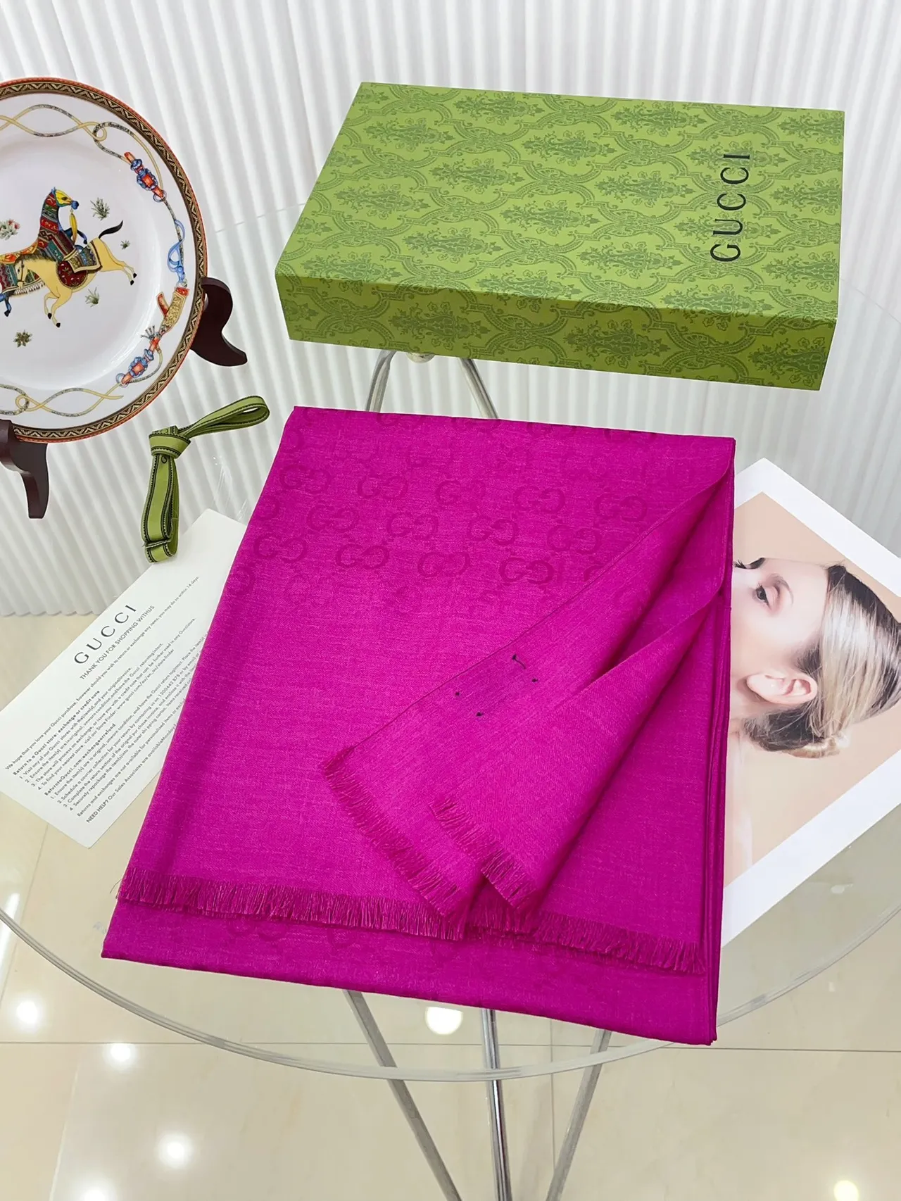 Gucci Écharpe de soie rose à texture tissée vibrante 4