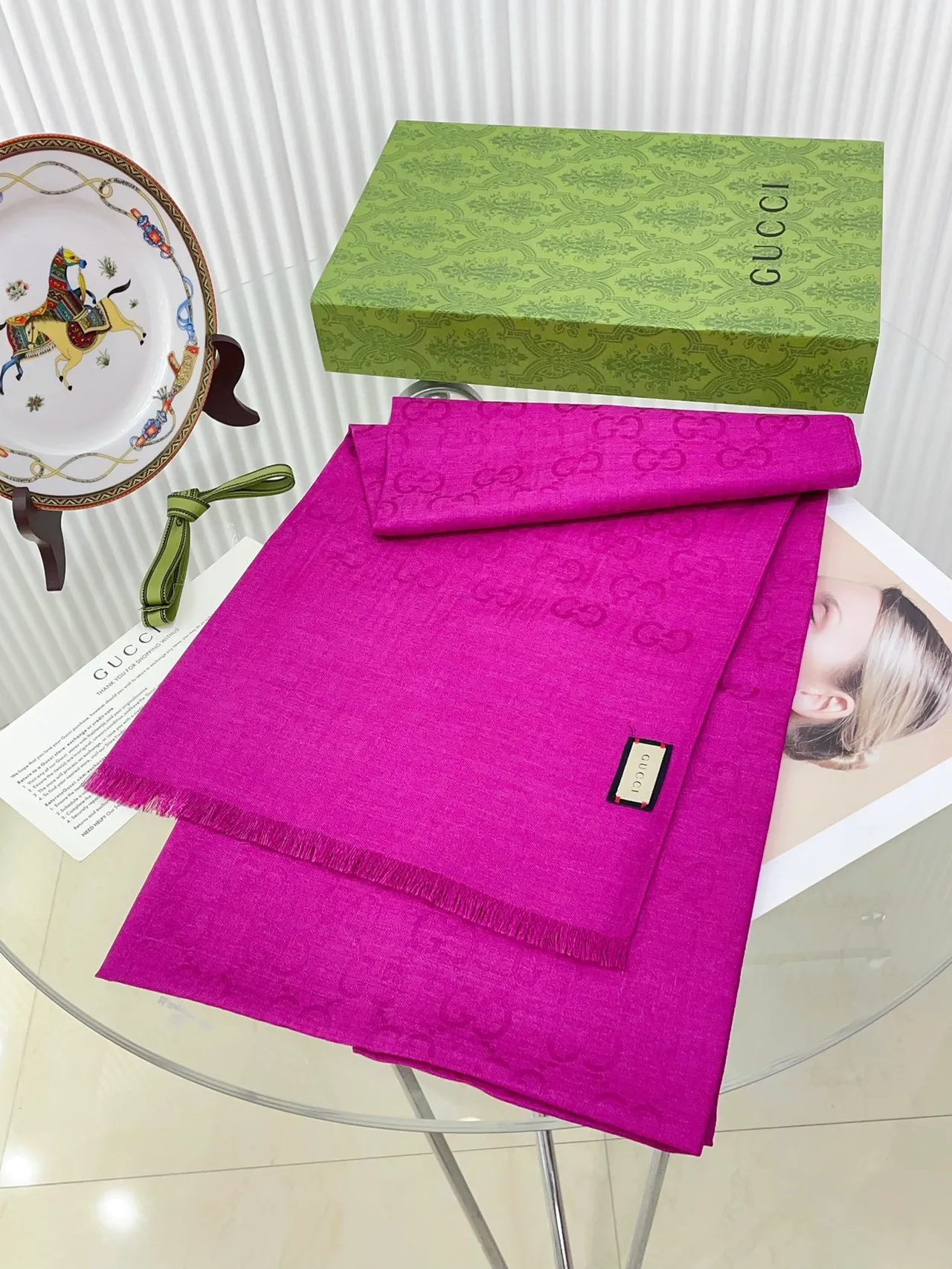 Gucci Écharpe de soie rose à texture tissée vibrante 5