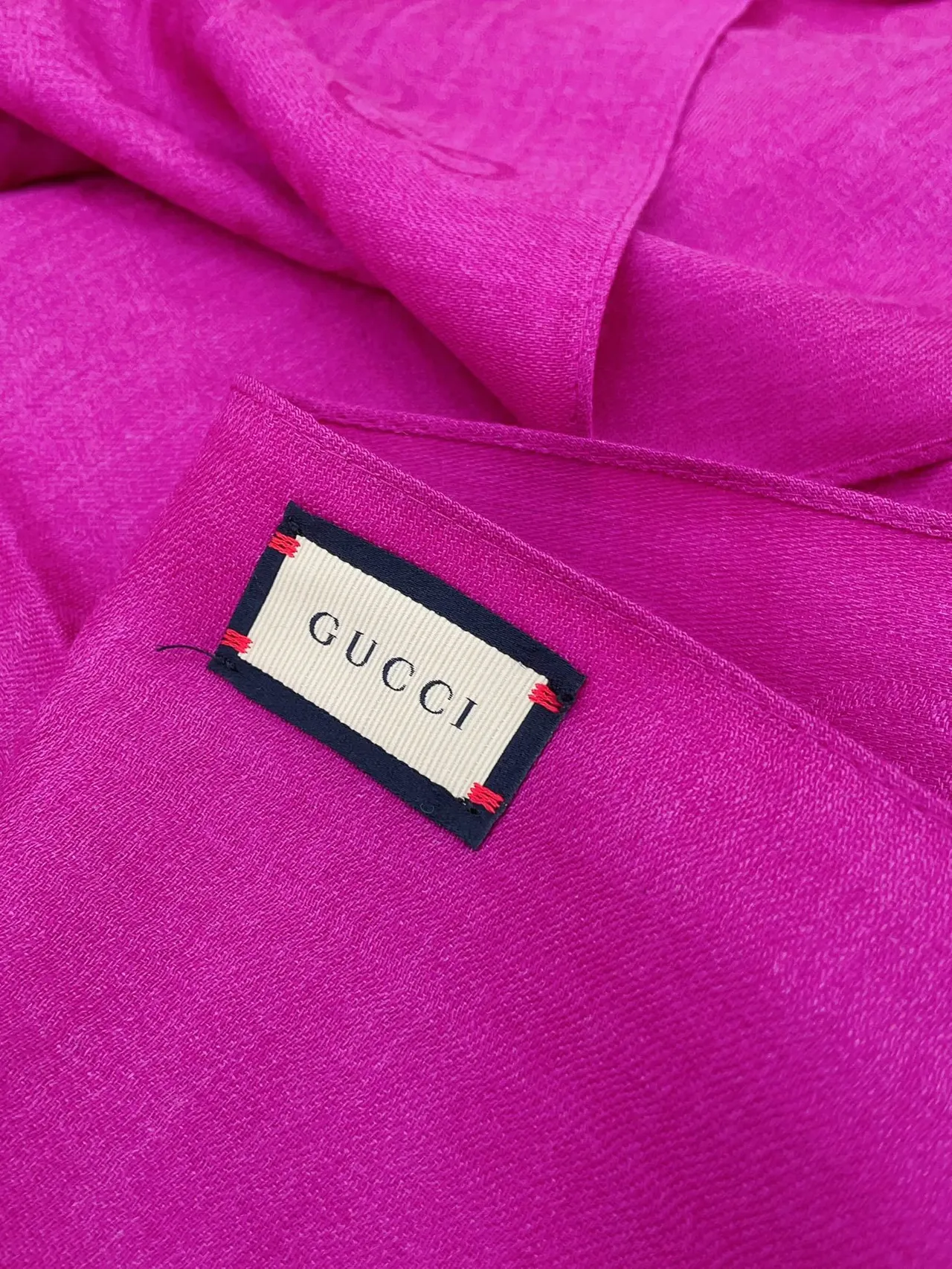 Gucci Écharpe de soie rose à texture tissée vibrante 9