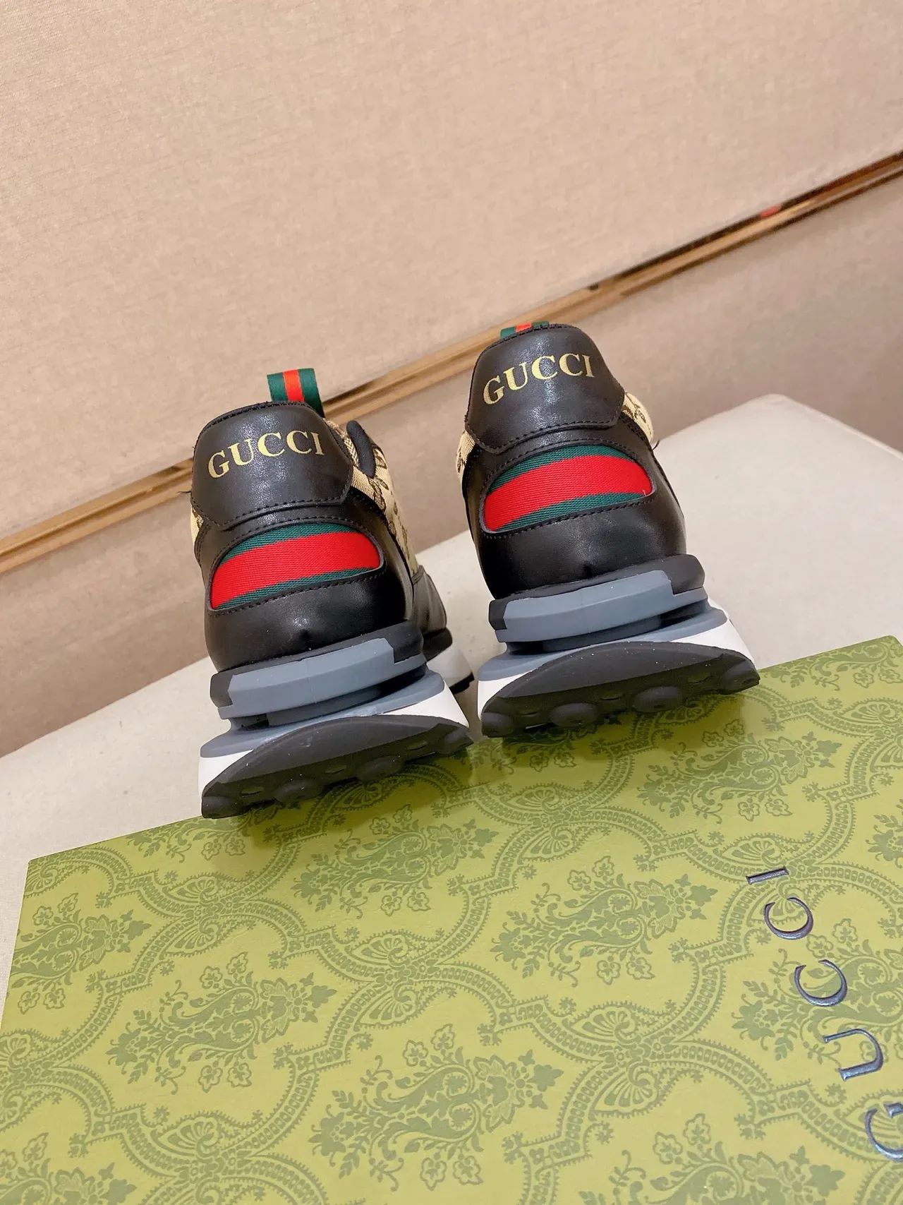 Gucci Rhyton بيج وأسود GG مونوغرام سنيكرز تشانكي 3