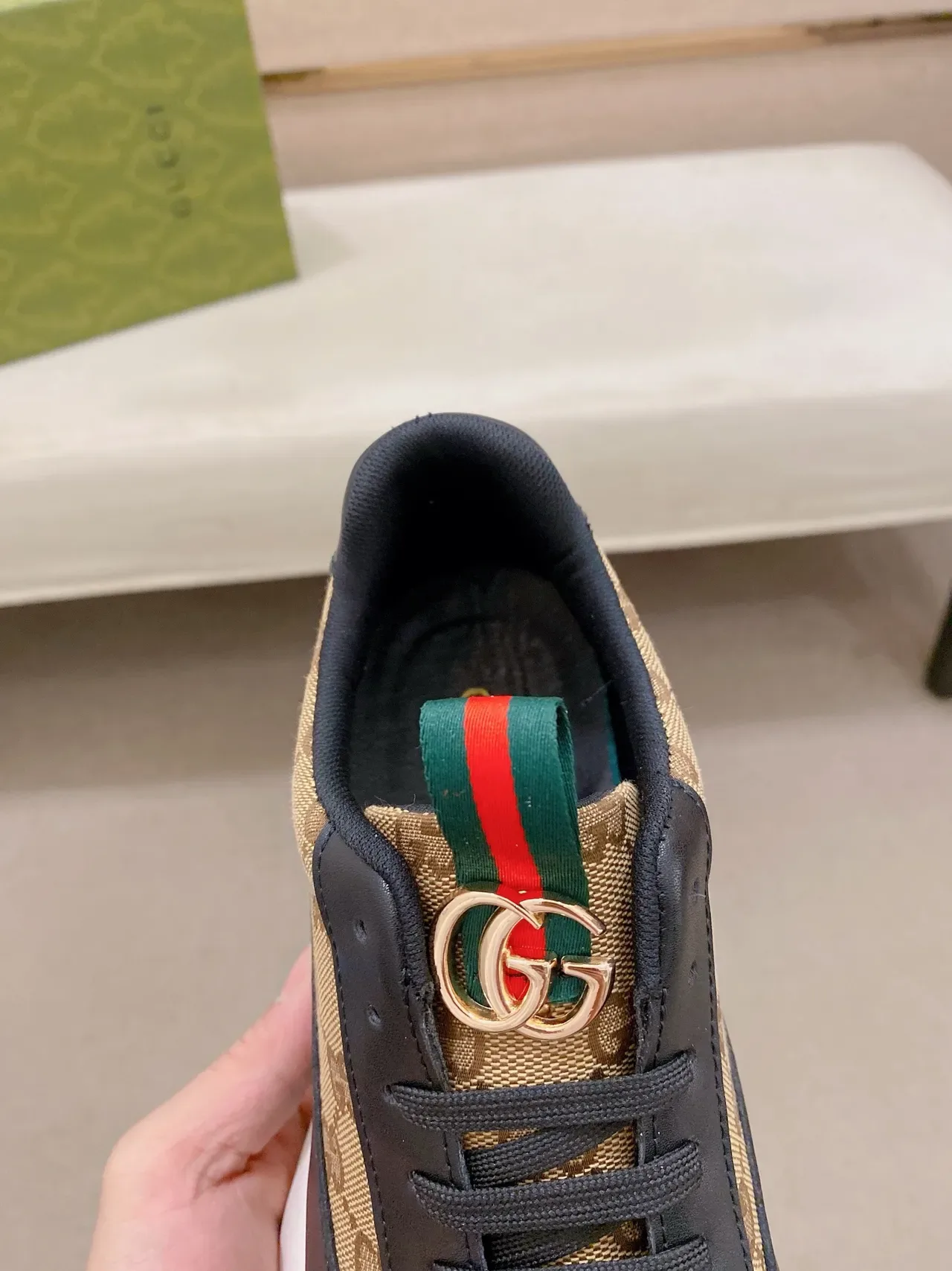 Gucci Rhyton بيج وأسود GG مونوغرام سنيكرز تشانكي 4