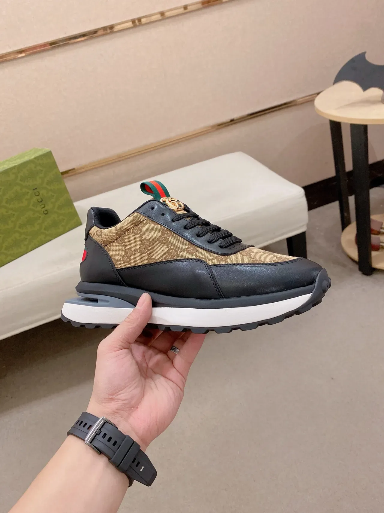 Gucci Rhyton بيج وأسود GG مونوغرام سنيكرز تشانكي 5