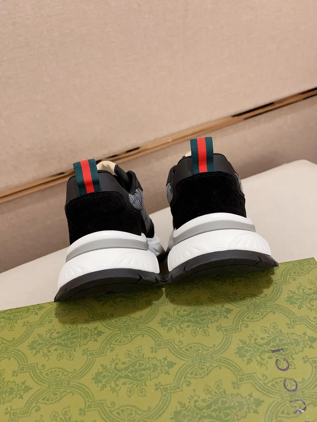 Gucci Rhyton نيفي سويد-ميش تشونكي سنيكرز 8