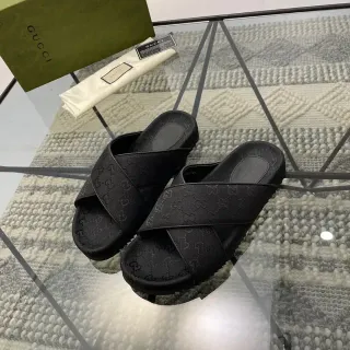 Gucci Screener काला GG Monogram कपड़ा क्रॉस स्ट्रैप स्लिपर्स
