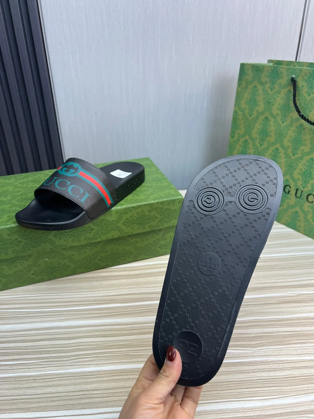 Gucci Screener काली हरी कंकड़ सोल जाली स्ट्राइप स्लिपर्स 2
