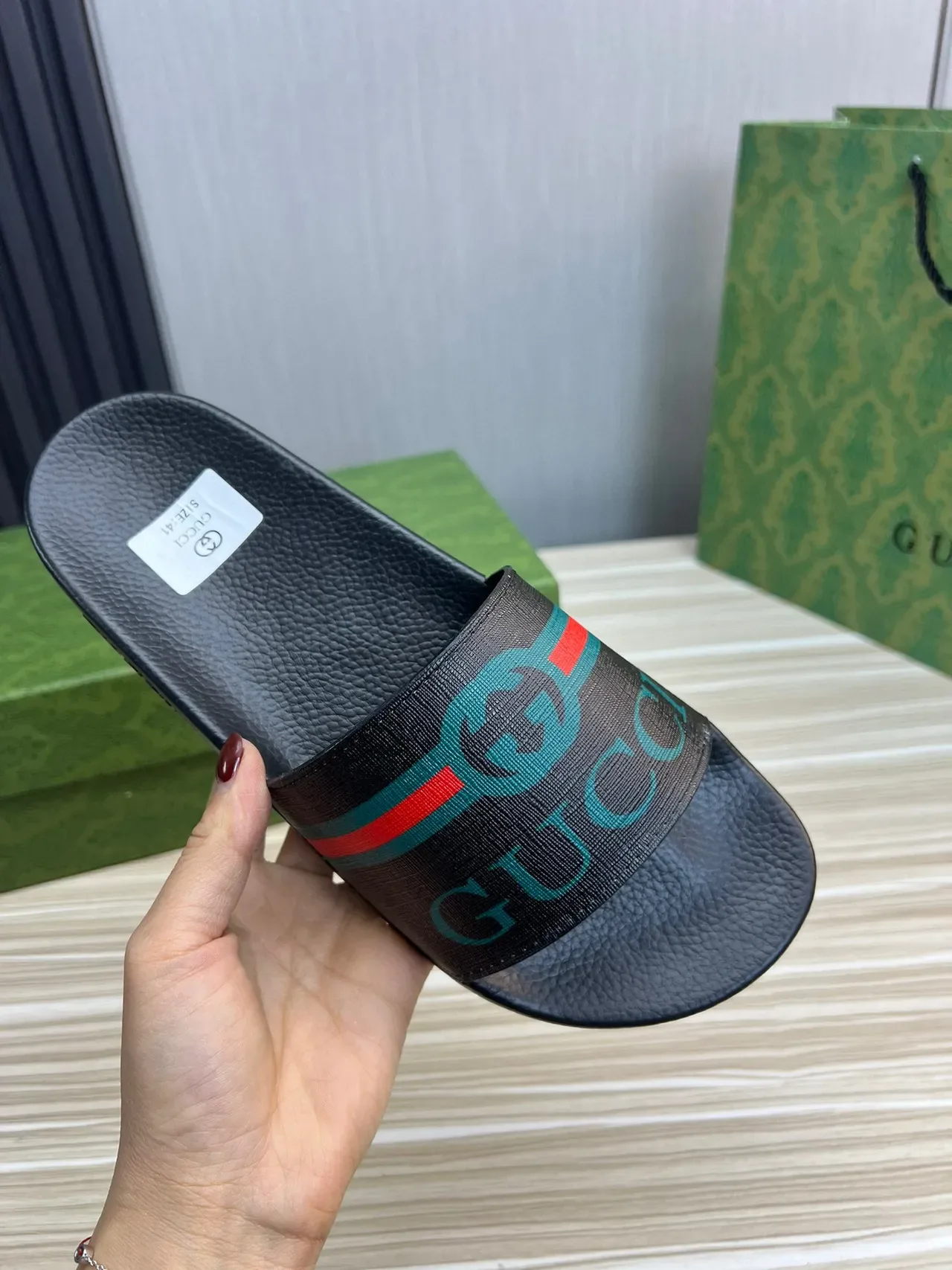 Gucci Screener काली हरी कंकड़ सोल जाली स्ट्राइप स्लिपर्स 4