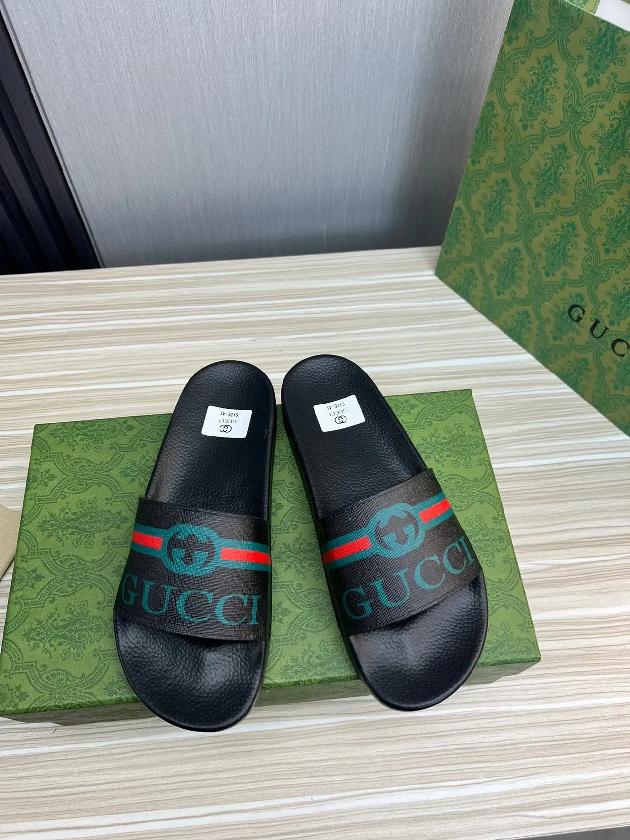 Gucci Screener काली हरी कंकड़ सोल जाली स्ट्राइप स्लिपर्स 9