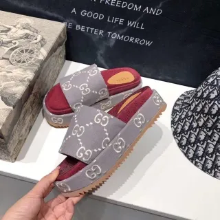 Gucci Screener ग्रे और लाल Monogram प्लेटफॉर्म स्लिपर्स
