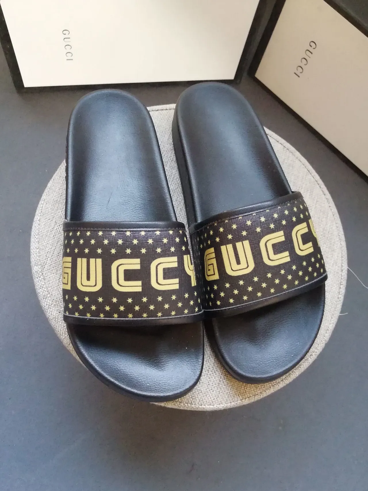 Gucci Screener GUCCY Star-Print pantoufles noires et dorées 2