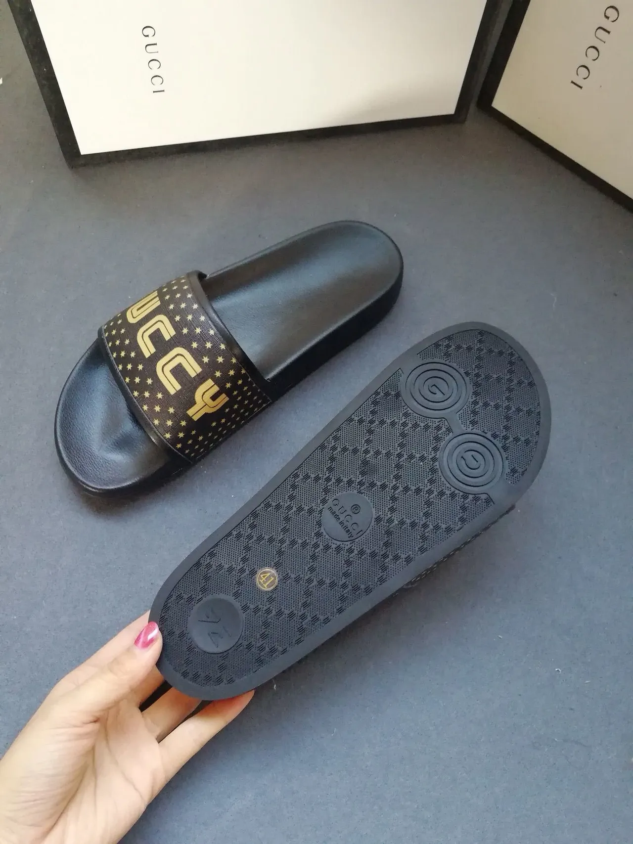 Gucci Screener GUCCY Star-Print pantoufles noires et dorées 3