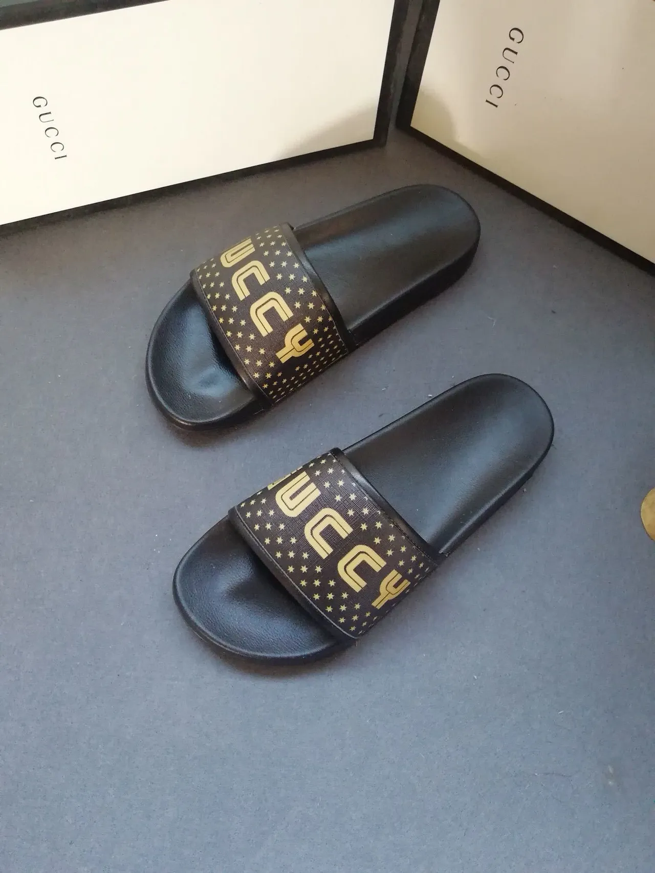 Gucci Screener GUCCY Star-Print pantoufles noires et dorées 4