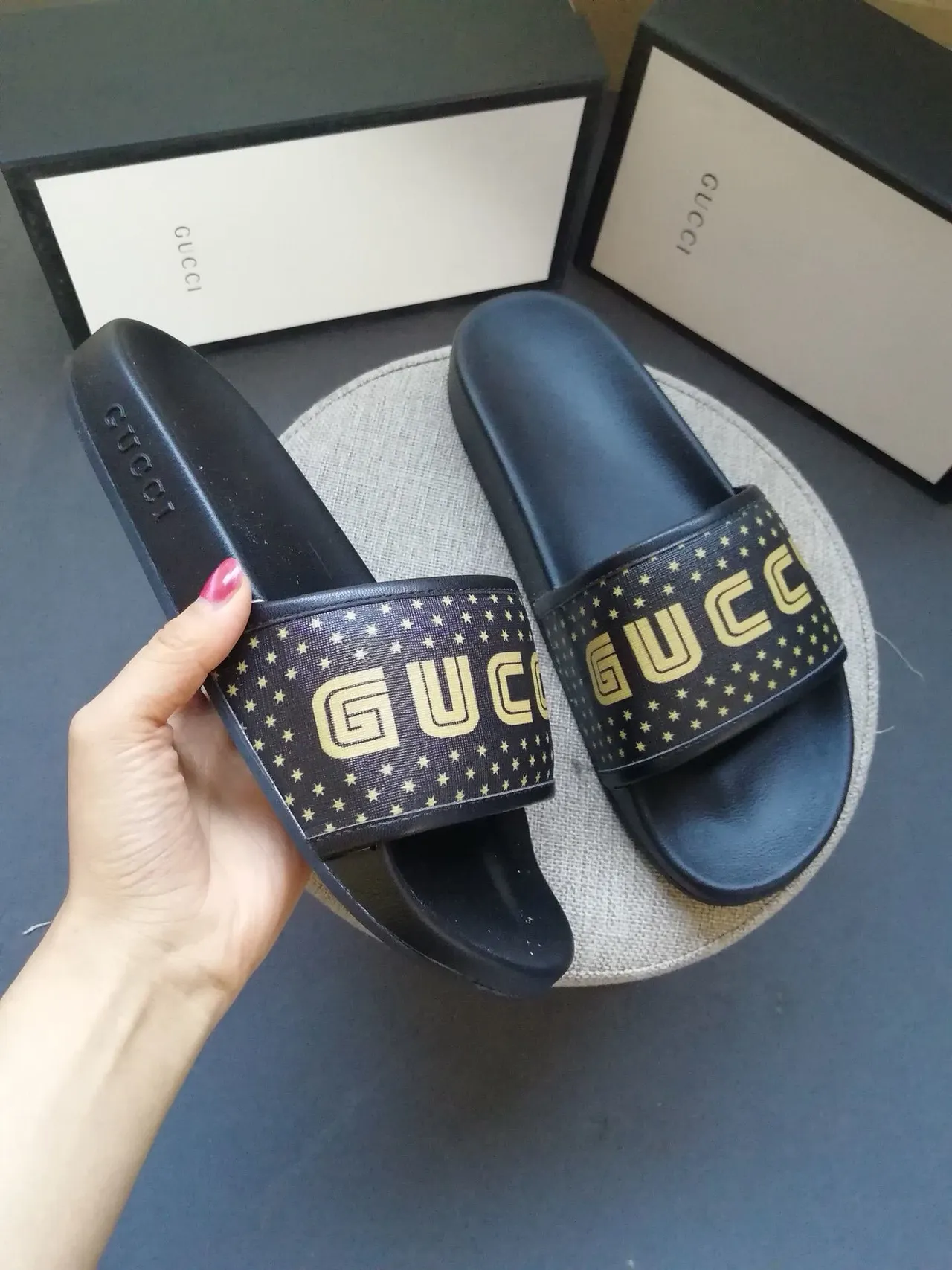 Gucci Screener GUCCY Star-Print pantoufles noires et dorées 5