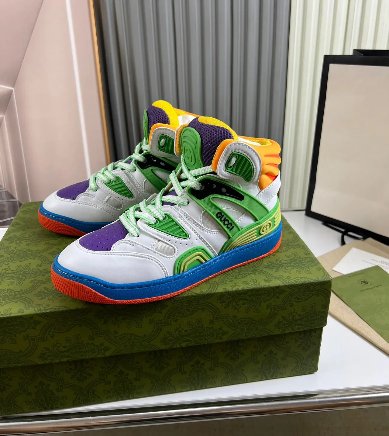 Gucci Screener multicolor com camadas high top estilo de vida tênis 8