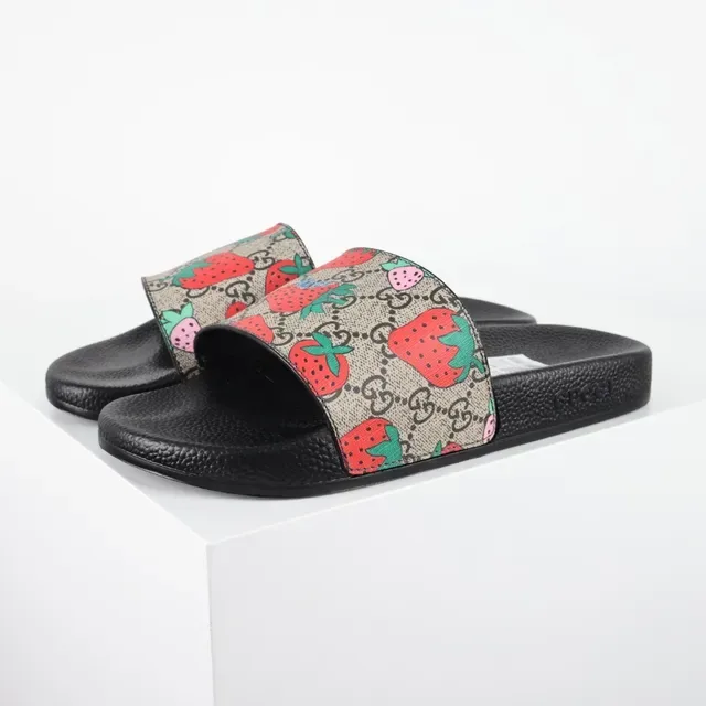 Gucci Screener motif fraise Monogram mules 2