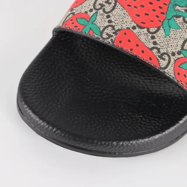 Gucci Screener motif fraise Monogram mules 5