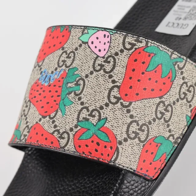 Gucci Screener motif fraise Monogram mules 6