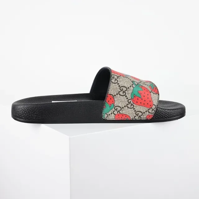 Gucci Screener motif fraise Monogram mules 7