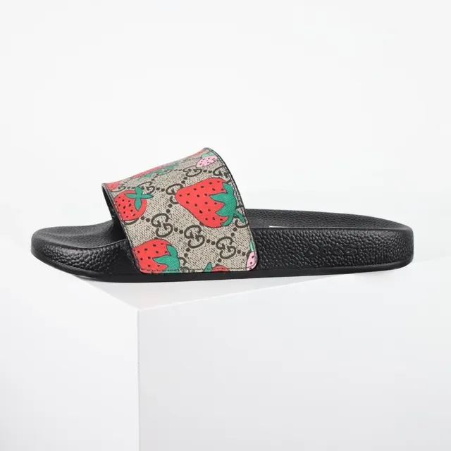 Gucci Screener motif fraise Monogram mules 9