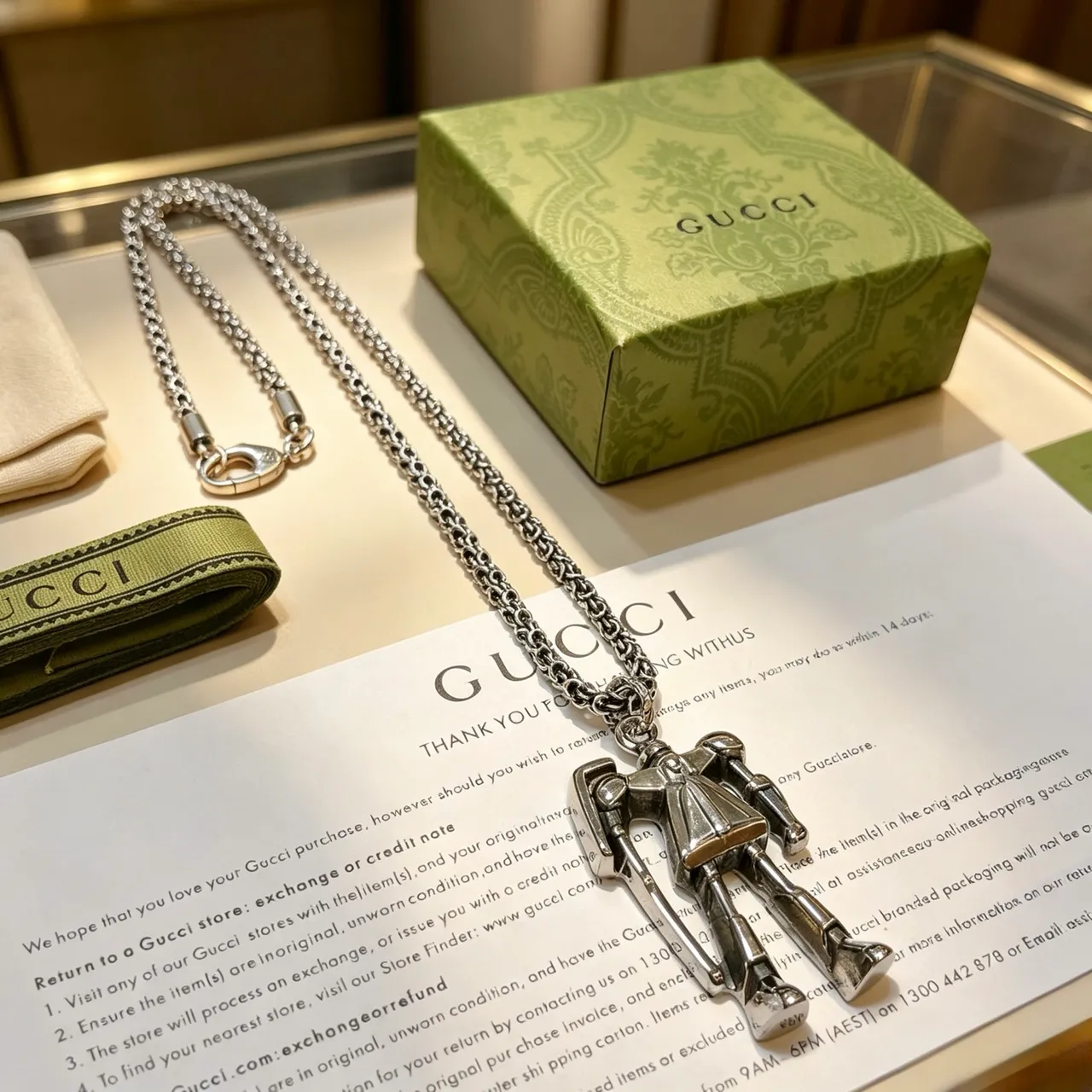 Collier avec pendentif de figurine articulée Gucci en argent 2