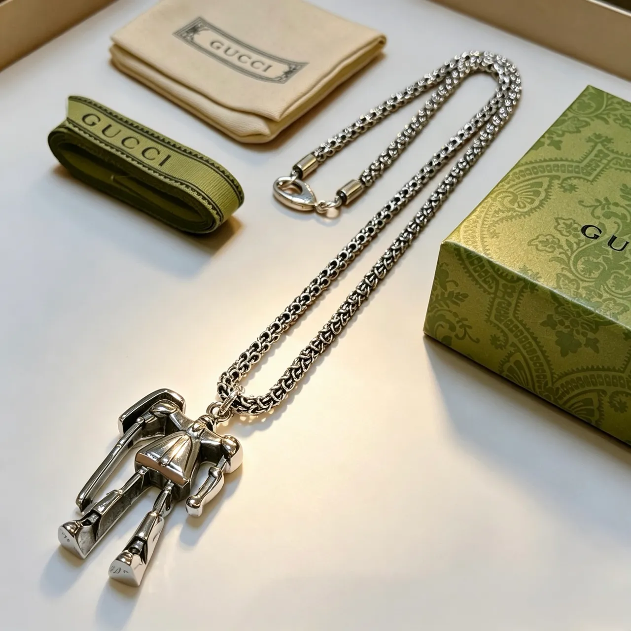 Collier avec pendentif de figurine articulée Gucci en argent 4