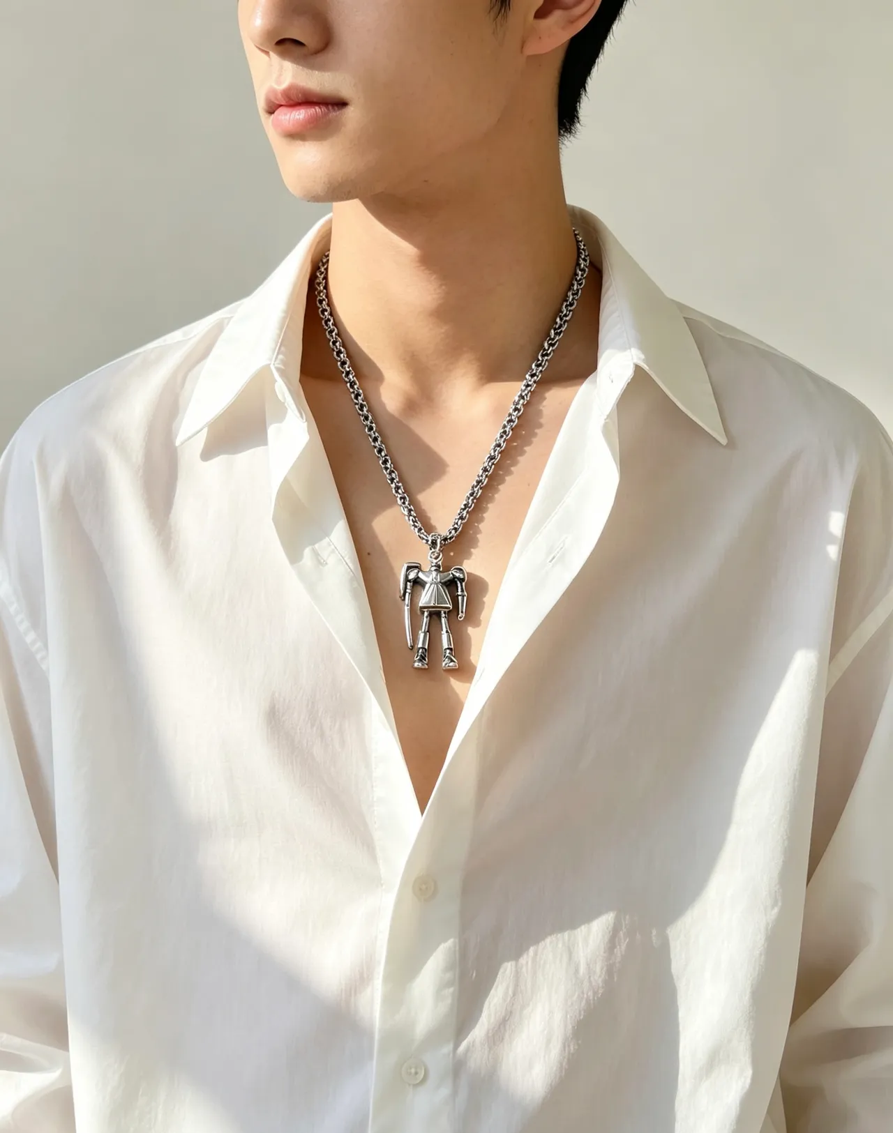 Collier avec pendentif de figurine articulée Gucci en argent 5