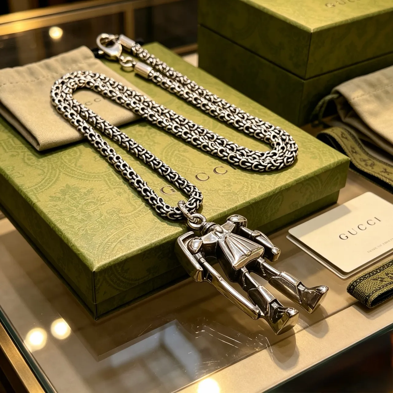 Collier avec pendentif de figurine articulée Gucci en argent 6