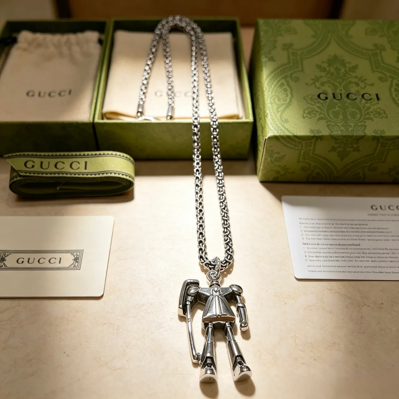 Collier avec pendentif de figurine articulée Gucci en argent 7