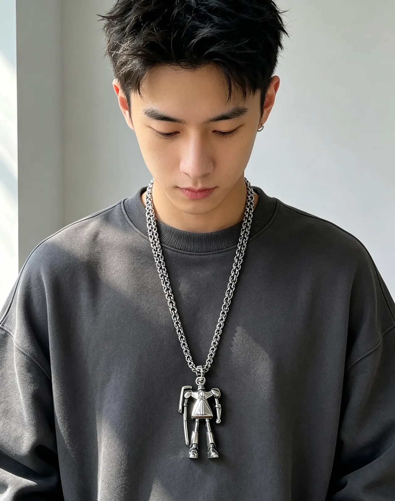Collier avec pendentif de figurine articulée Gucci en argent 8