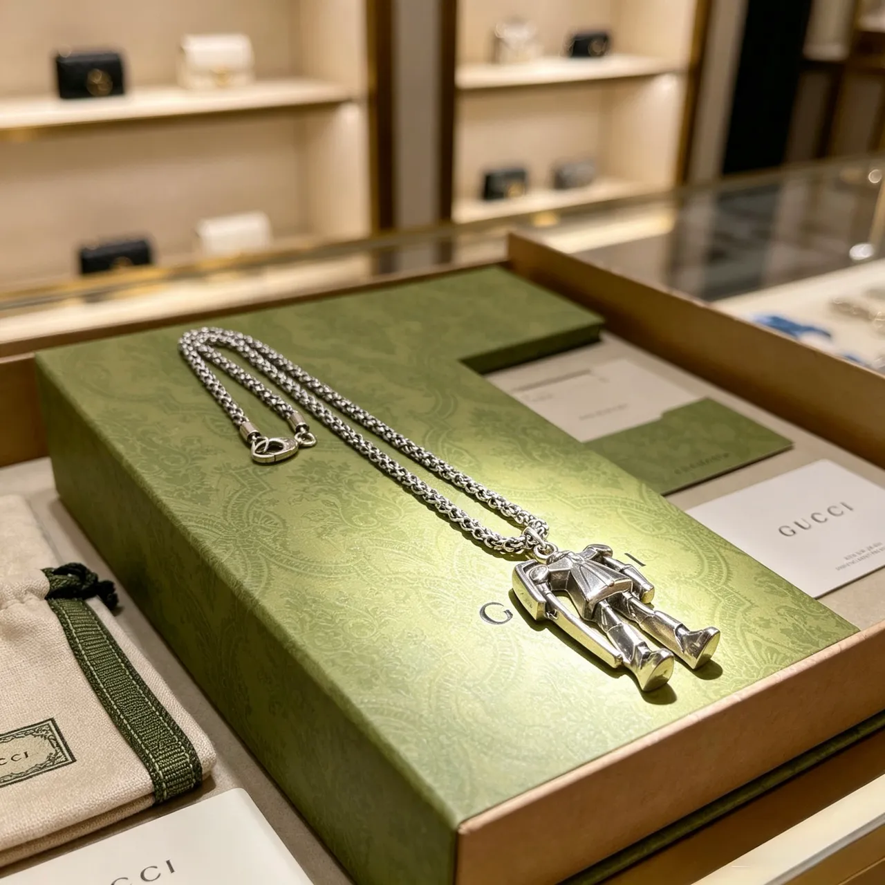 Collier avec pendentif de figurine articulée Gucci en argent 9
