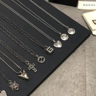 Gucci Collier Argent Noir Métal Motifs Gravés