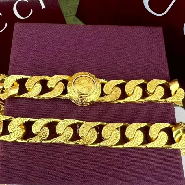 Gucci Silver Burgundy Ornate Scroll-Engraved Curb Chain Interlocking G Medallion Clasp Bracelet 3