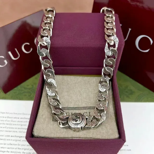 Gucci Silver Burgundy Ornate Scroll-Engraved Curb Chain Interlocking G Medallion Clasp Bracelet 4