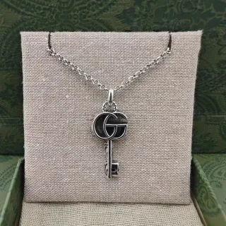 Gucci قلادة فضية معدنية Interlocking G لوجو