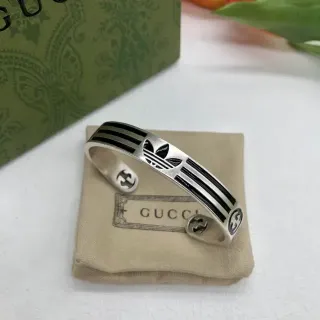 Gucci سوار الكف بلون فضي وأسود من المينا المخطط