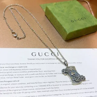 Gucci وردة وصورة درع قلادة فضية