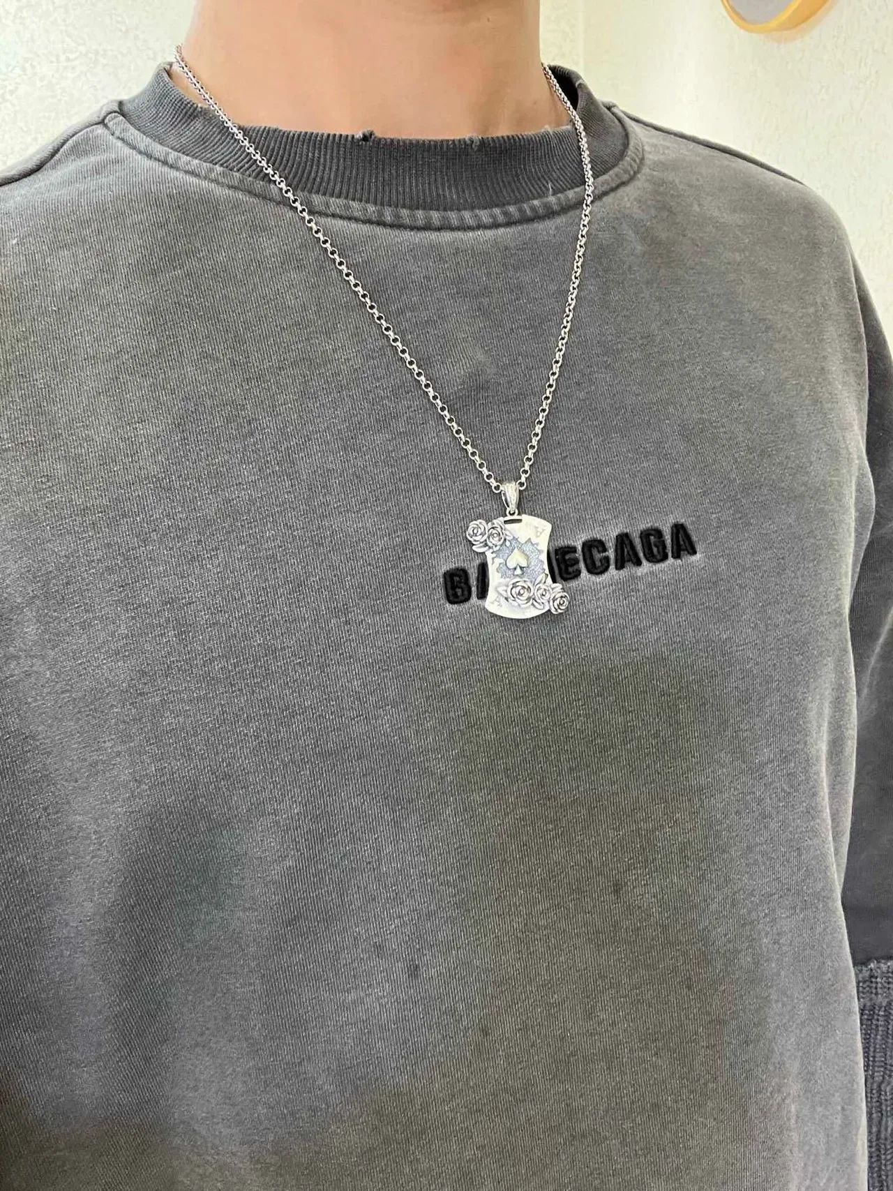 Gucci Silver-Tone Rose and Spade Shield Pendant Necklace 8