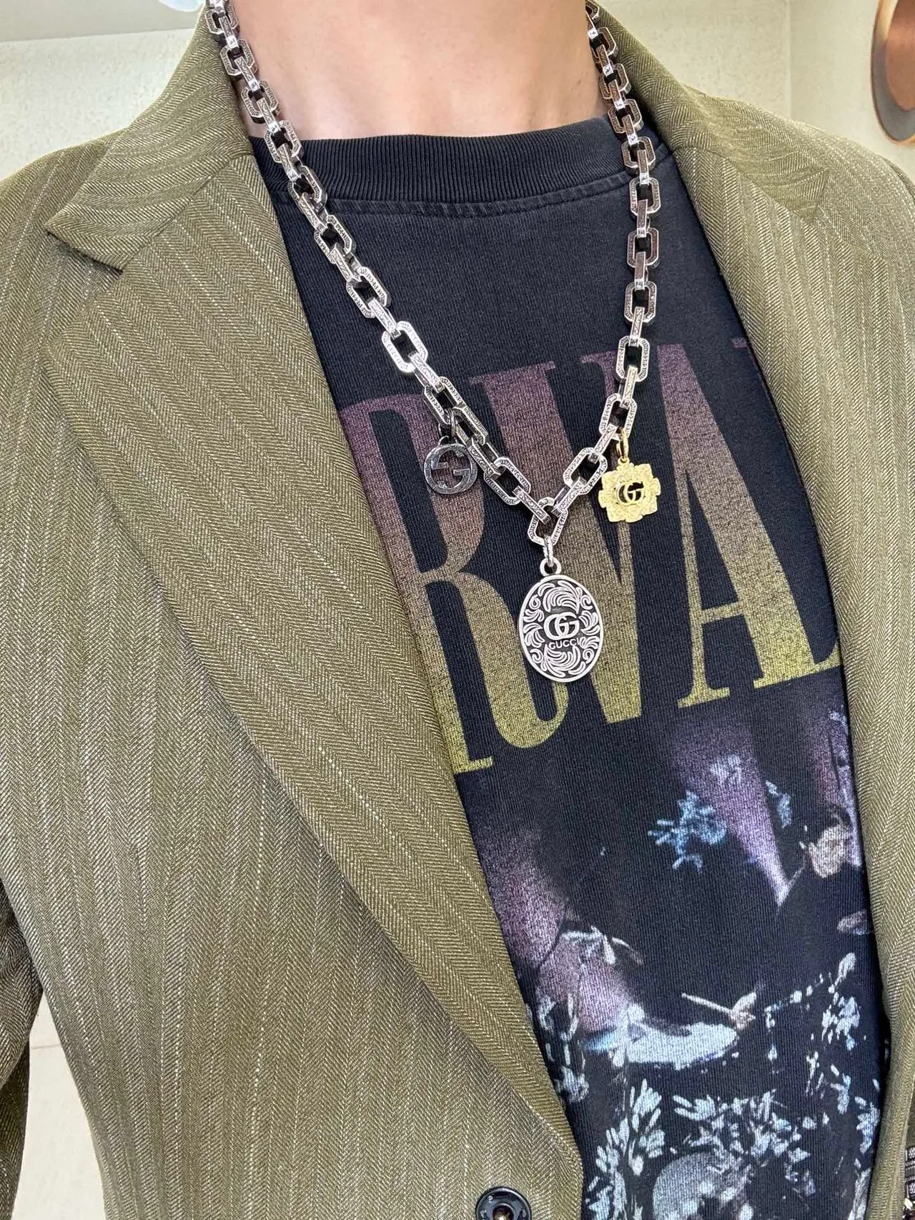 Gucci 银色黄色华丽链接链 GG Logo Charms 项链 2