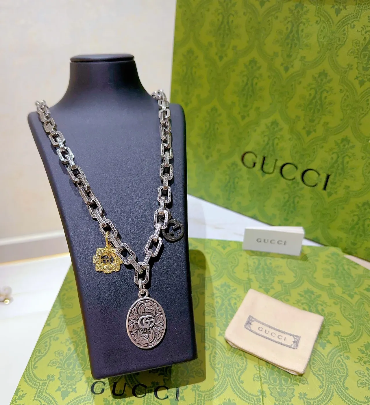 Gucci 银色黄色华丽链接链 GG Logo Charms 项链 8