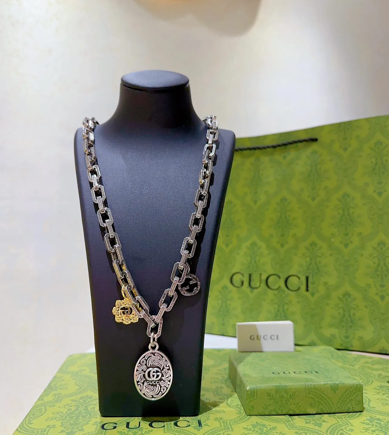 Gucci 银色黄色华丽链接链 GG Logo Charms 项链 9