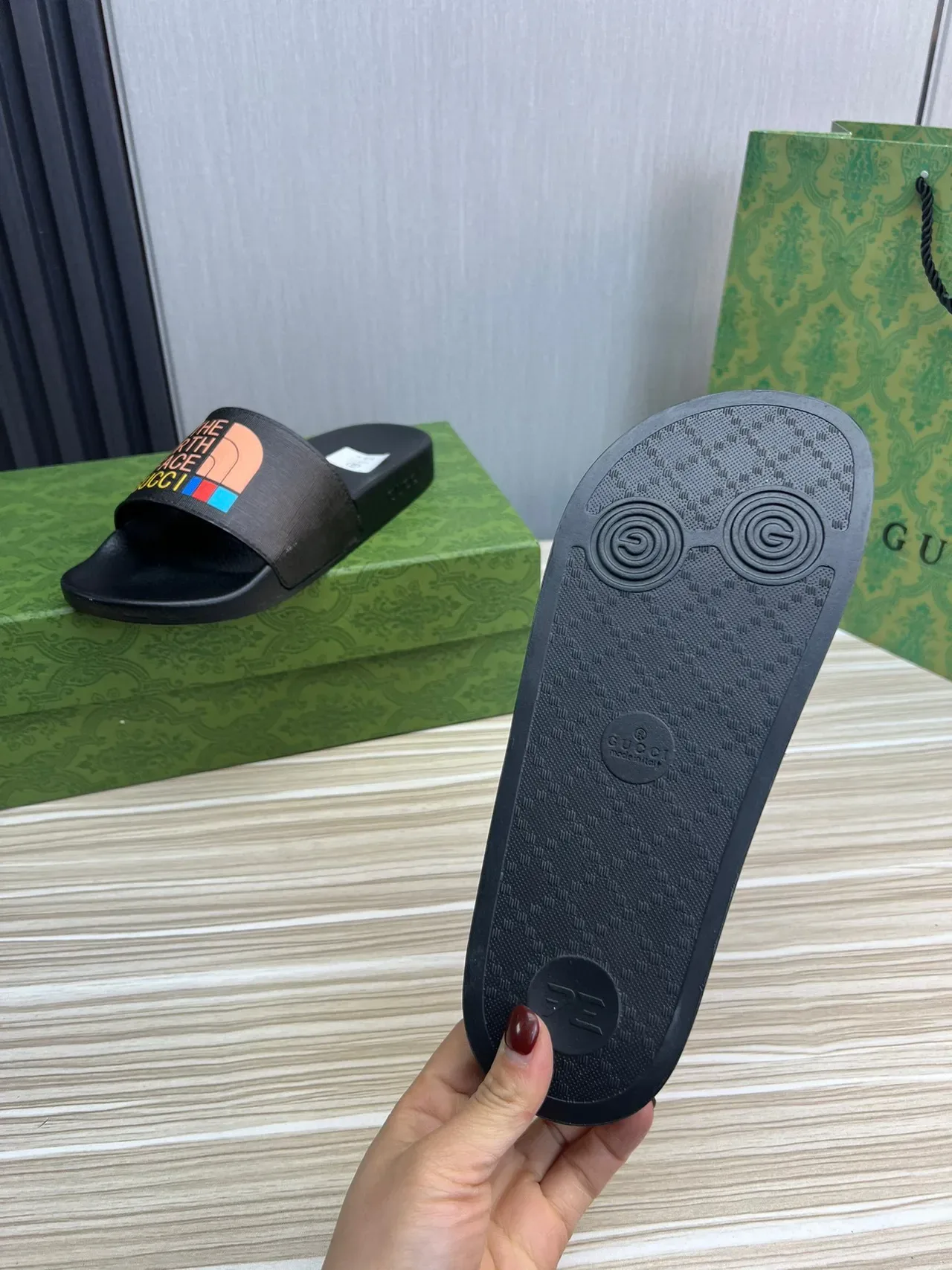 Gucci स्लाइड काला बहुरंगी चमड़े की टेक्स्चर्ड तलवी बुनाई पट्टी चप्पल 2