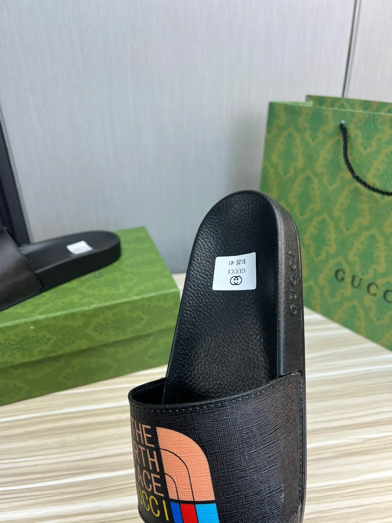 Gucci स्लाइड काला बहुरंगी चमड़े की टेक्स्चर्ड तलवी बुनाई पट्टी चप्पल 3